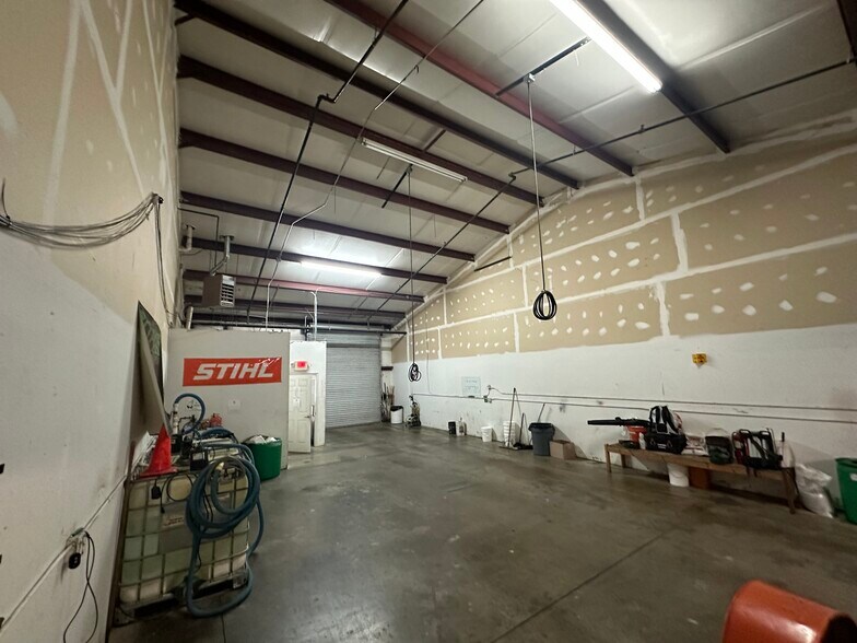 More Photos Of 771 Shallowford Rd, Marietta Flex For Lease