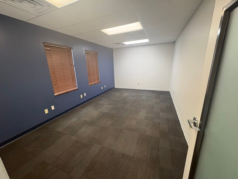More Photos Of 3015-3019 Greystone Sq, Jackson Medical For Lease