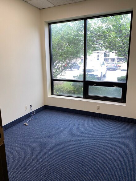 More Photos Of 1041 Pearl St, Brockton Showroom For Lease