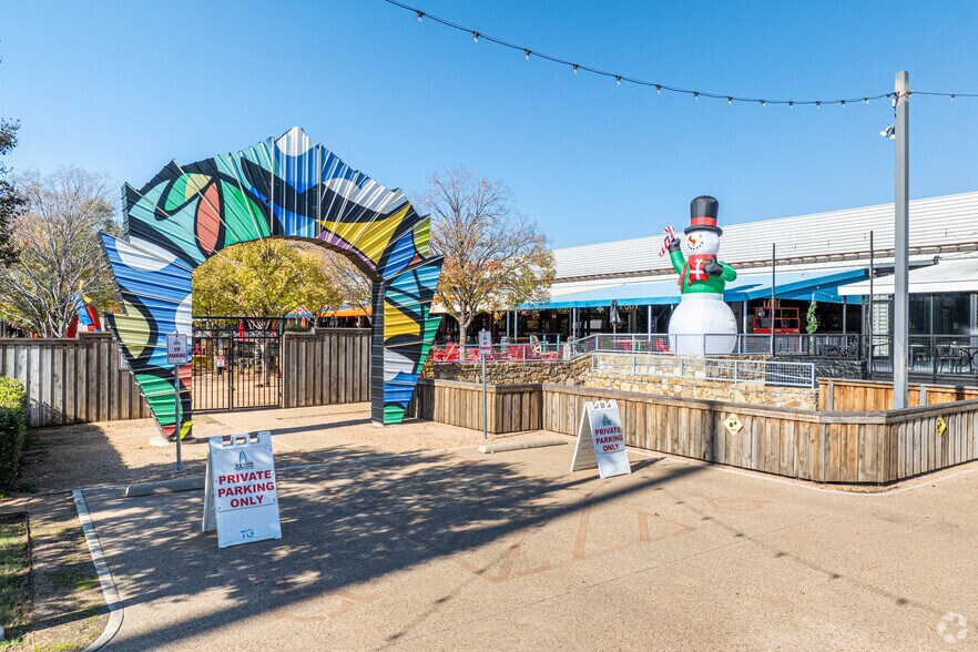 More Photos Of 3011 Gulden Ln, Dallas Restaurant For Lease