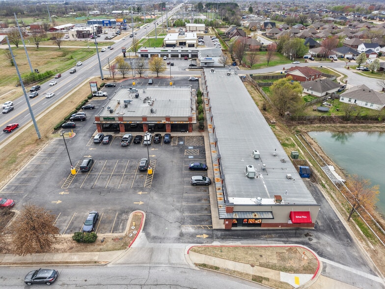 More Photos Of 2500-2502 SW 14th St, Bentonville Unknown For Lease