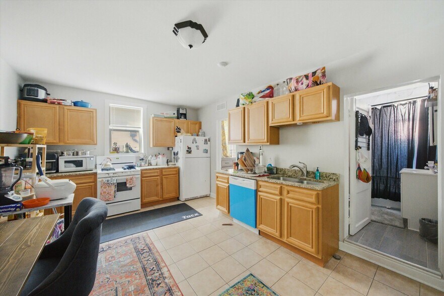 More Photos Of 905 W Fletcher St, Chicago Apartments For Sale
