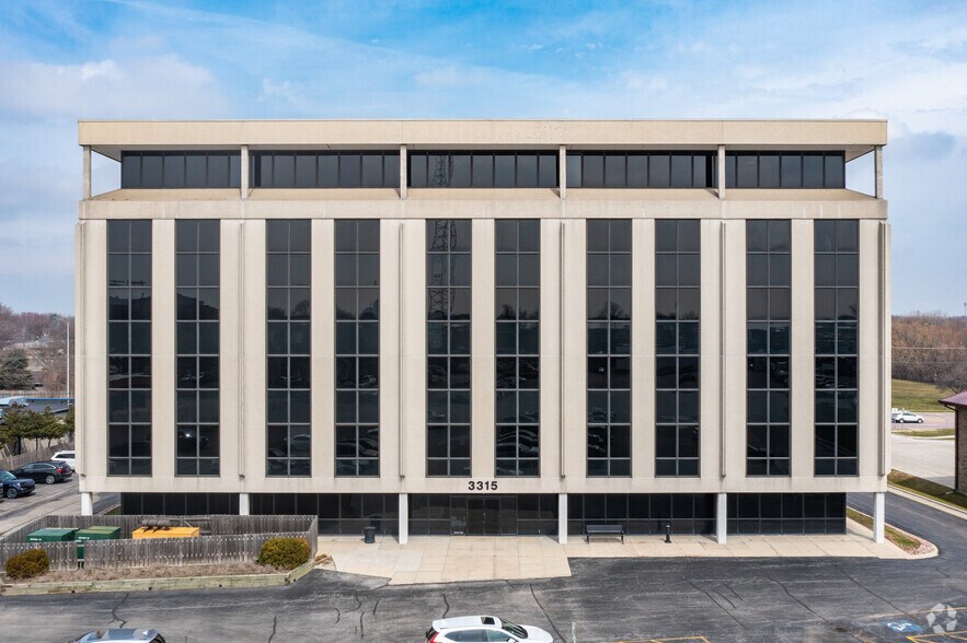 More Photos Of 3315 Algonquin Rd, Rolling Meadows Office For Sale
