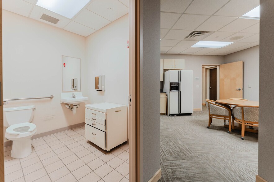 More Photos Of 1875 West Pointe Dr, Oshkosh Medical For Sale