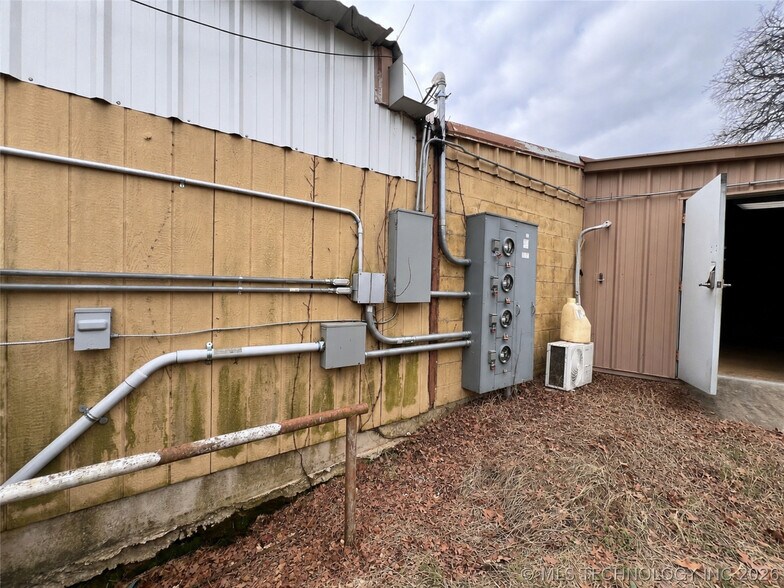 More Photos Of 5268 S Highway 377, Kingston Bar For Sale