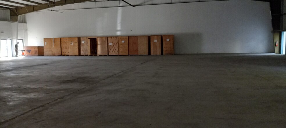 More Photos Of 8570 Philips Hwy, Jacksonville Warehouse For Lease