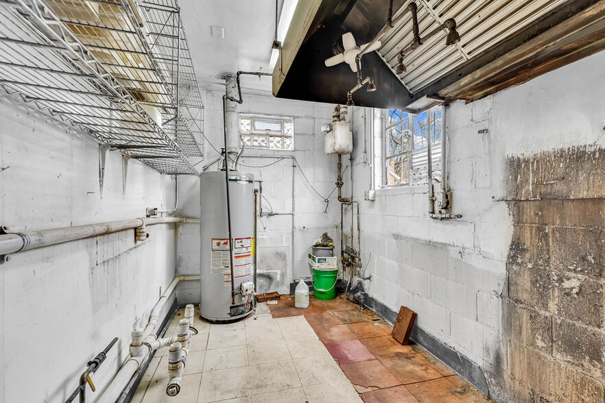 More Photos Of 2924 E Main St, Columbus Bar For Sale