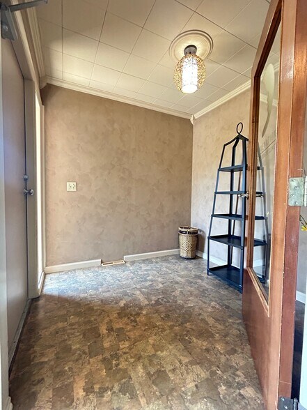 More Photos Of 1320 Granville Rd, Newark Medical For Sale