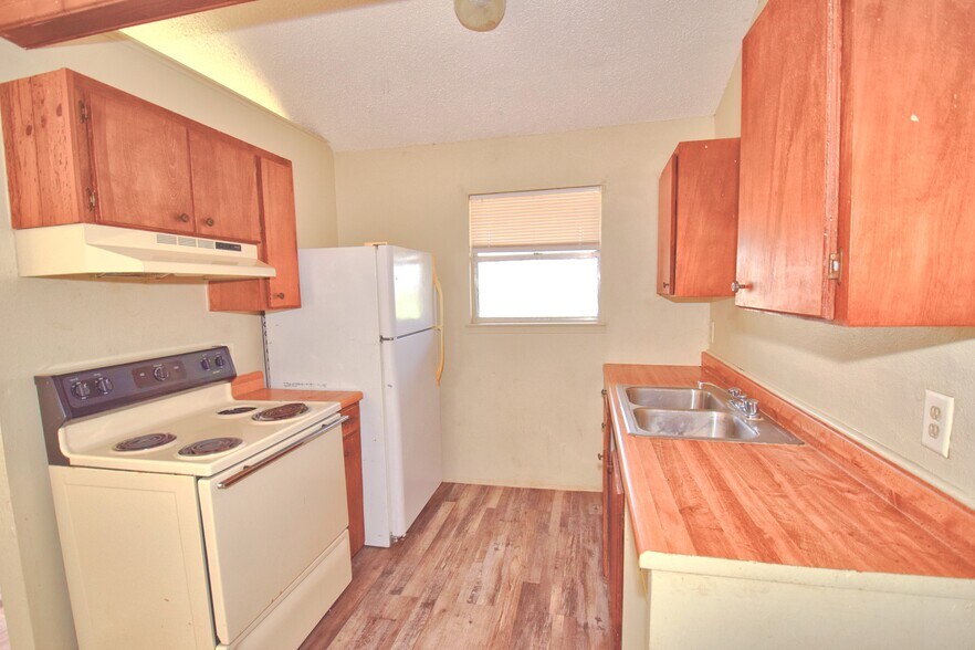 More Photos Of 303-511 E Reagan Rd, Beeville Multifamily For Sale