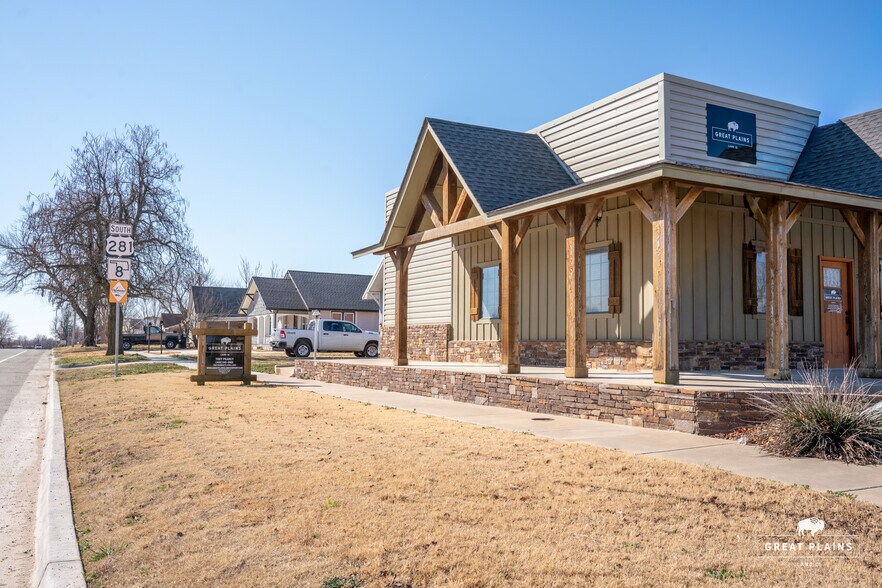 More Photos Of 204 S Broadway Ave, Hinton Storefront Retail Office For Sale