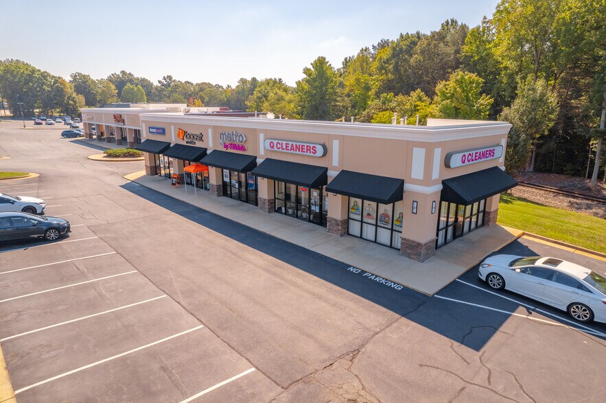 More Photos Of 5529-5559 W Market St, Greensboro Storefront For Lease