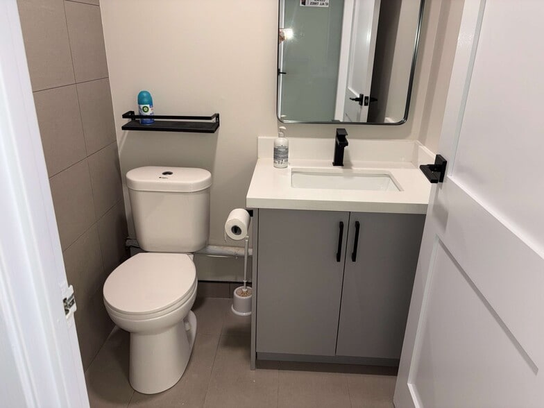 More Photos Of 90 Esna Park Dr, Markham Service For Lease