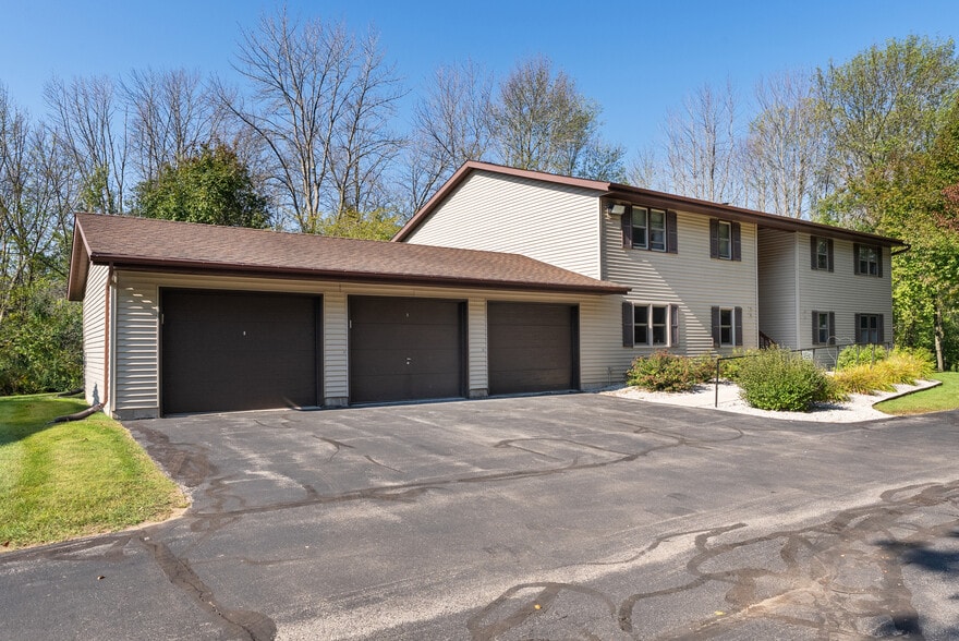 More Photos Of 910 E Cedar Ave, Manitowoc Apartments For Sale