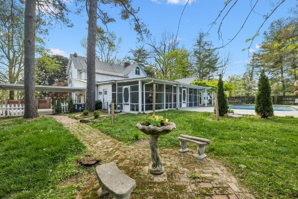 More Photos Of 728 S Spring St, Manchester Specialty For Sale