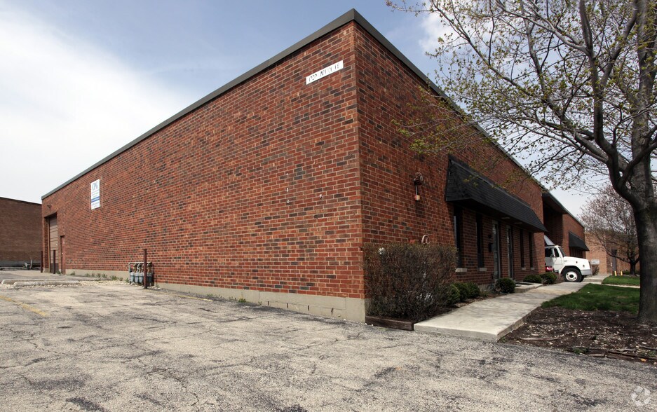 More Photos Of 1232 W Capitol Dr, Addison Warehouse For Lease