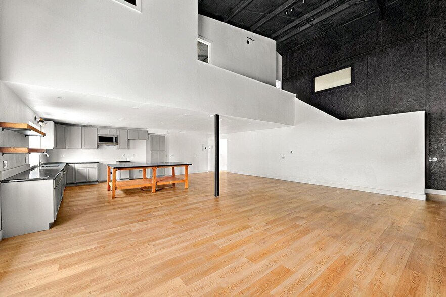 More Photos Of 11544 Cockleburr Rd, Roanoke Warehouse For Lease