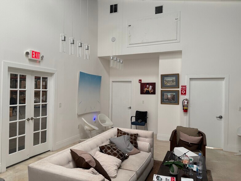 More Photos Of 7140-7176 15th St E, Sarasota Manufacturing For Lease