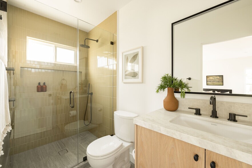 More Photos Of 1018 Manzanita St, Los Angeles Apartments For Sale