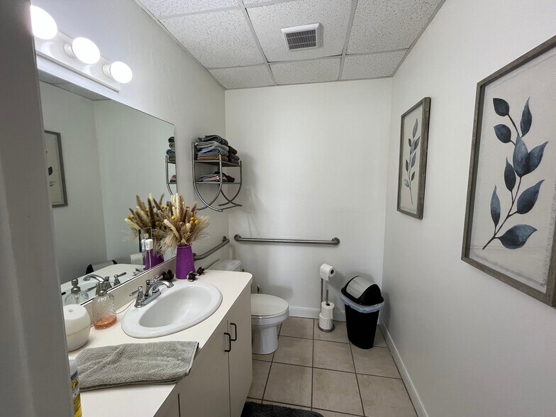 More Photos Of 42 Barkley Cir, Fort Myers Medical For Lease