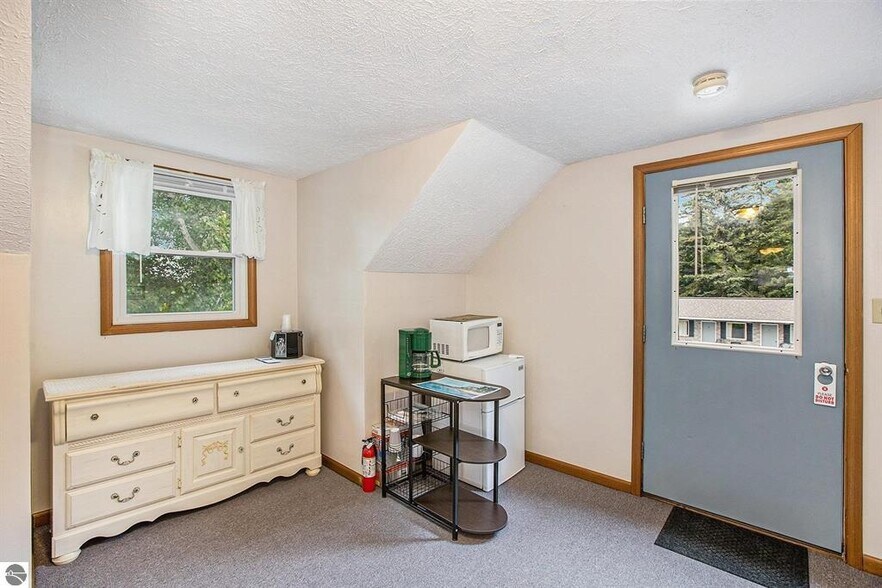 More Photos Of 519 Lake St, Frankfort Hotel For Sale