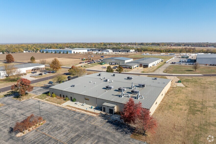 More Photos Of 1805 Riverway Dr, Pekin Distribution For Sale