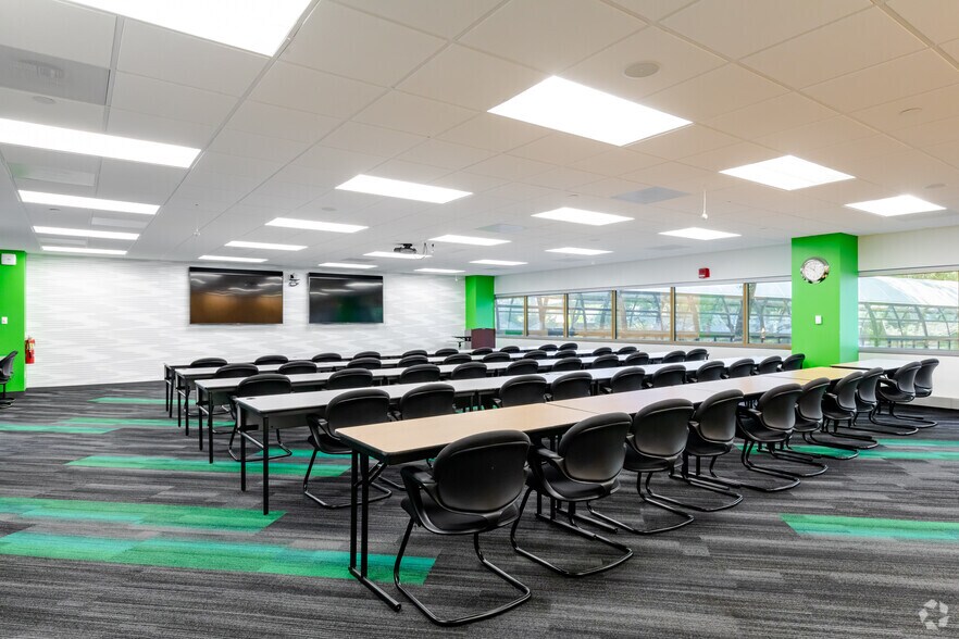 More Photos Of 150 N Martingale Rd, Schaumburg Unknown For Lease