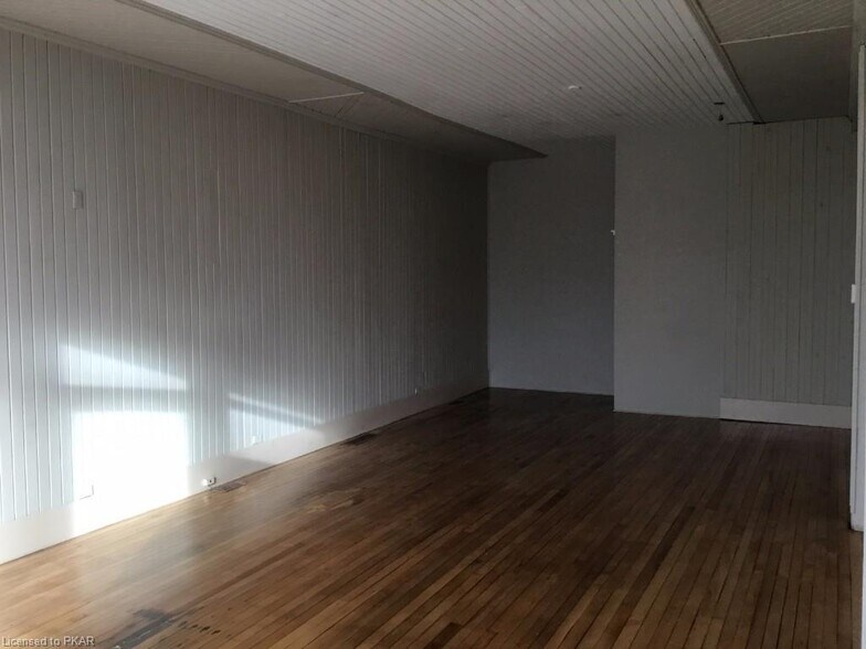More Photos Of 41 King St E, Kawartha Lakes General Retail For Lease