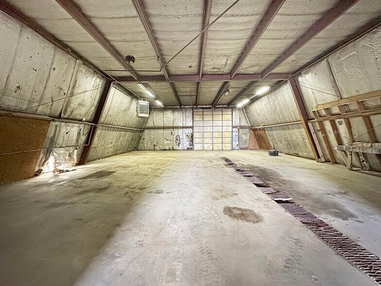 More Photos Of 4015 11th Ave SE, Minot Service For Sale