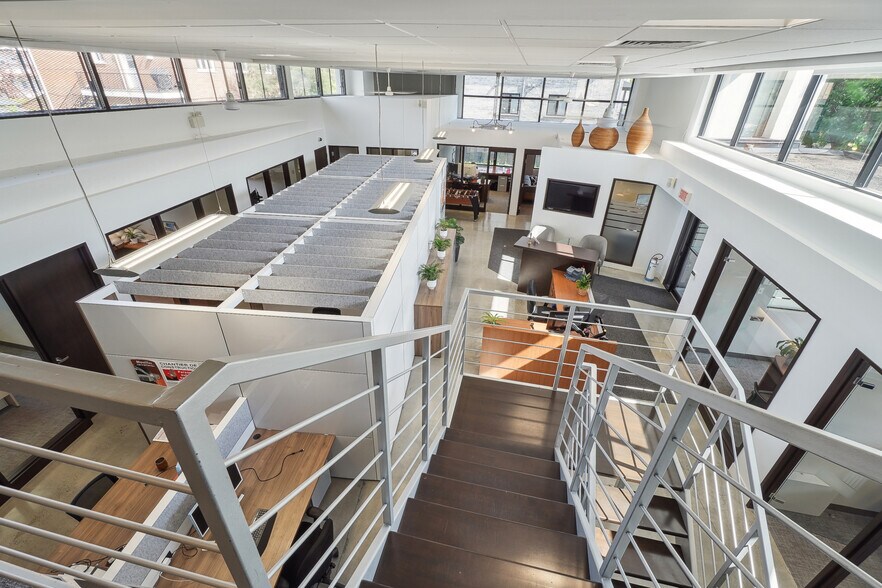 More Photos Of 2119 Rue Sainte-Hélène, Longueuil Office For Lease