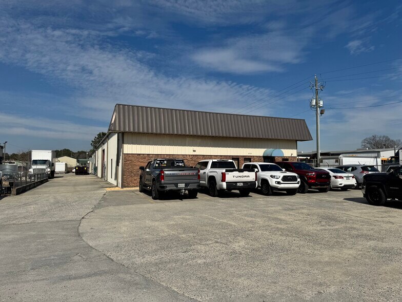 More Photos Of 5572 Export Blvd, Garden City Warehouse For Lease