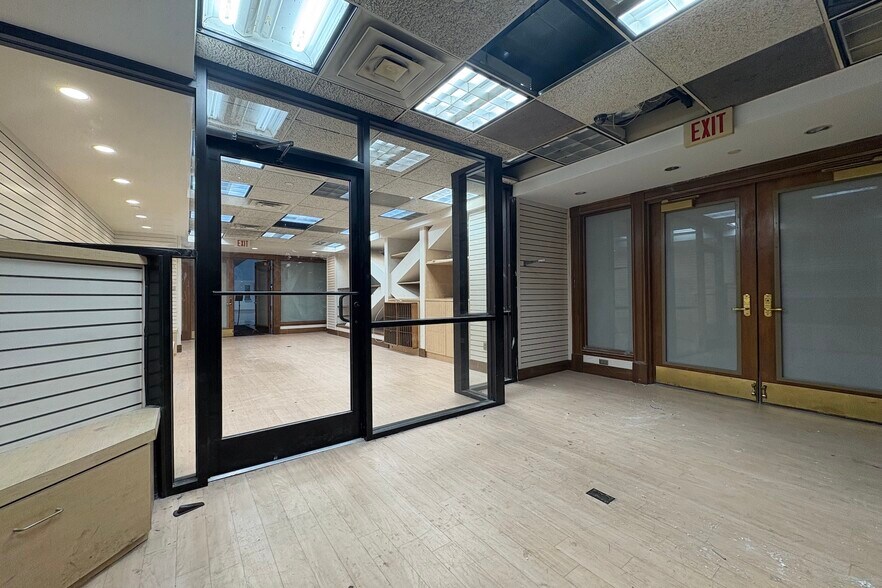 More Photos Of 401 W High St, Lexington Hotel For Lease