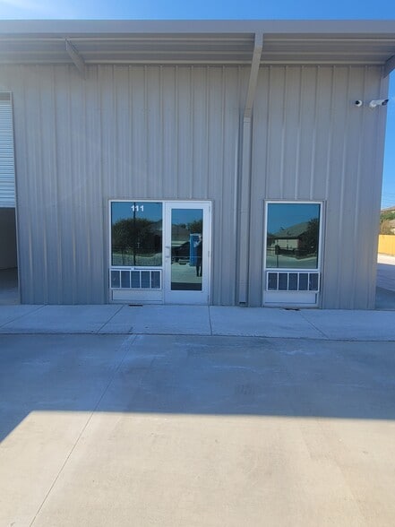 More Photos Of 10665 Shaenfield Rd, San Antonio Light Distribution For Lease