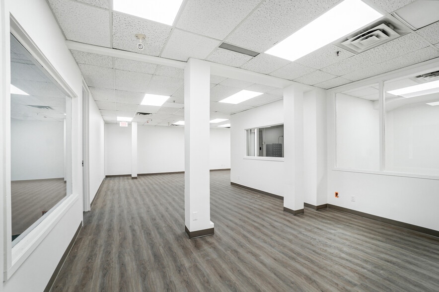 More Photos Of 115-117 Boul Brunswick, Pointe-claire Warehouse For Lease