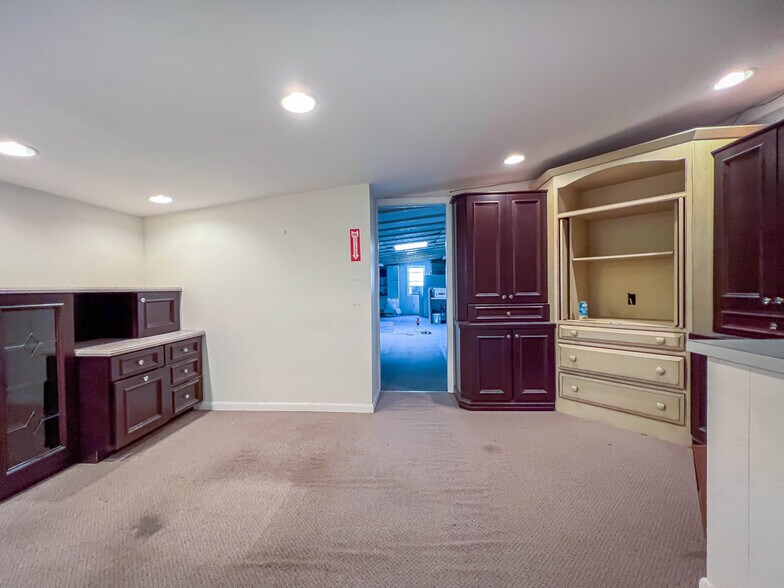 More Photos Of 222 E Bridge St, Morrisville Light Distribution For Sale