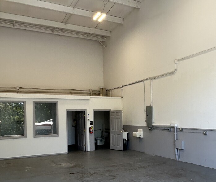 More Photos Of 27 Kondelin Rd, Gloucester Warehouse For Sale