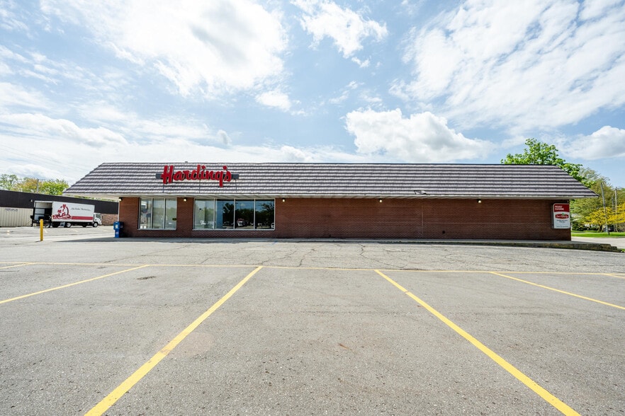 Primary Photo Of 102 Park Pl, Dowagiac Supermarket For Sale
