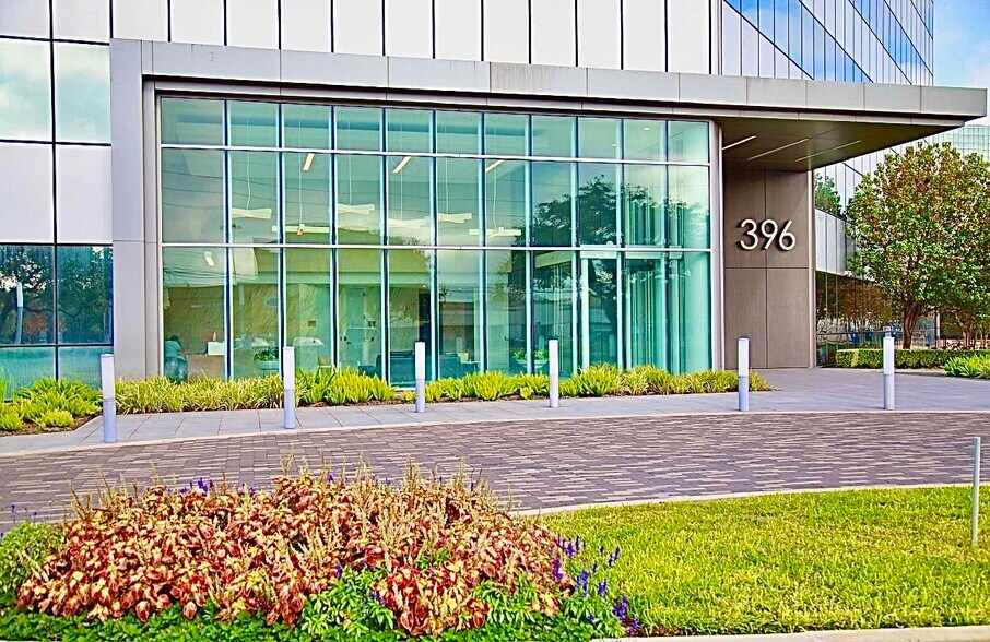 More Photos Of 396 W Greens Rd, Houston Office For Sale