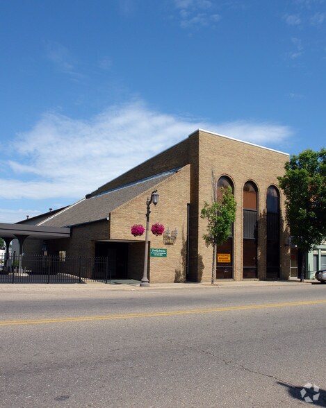 More Photos Of 152 N Broadway St, New Philadelphia Office For Lease