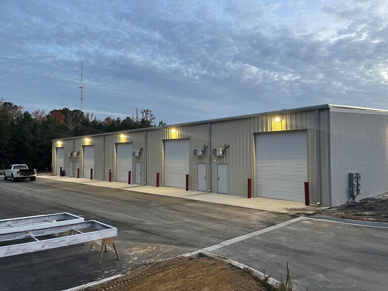 More Photos Of 139 Hartwell Ave, Ridgeland Light Manufacturing For Lease