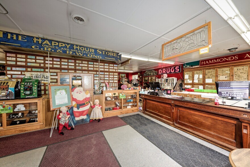 More Photos Of 890 Lake Ave, Woodstock General Retail For Sale