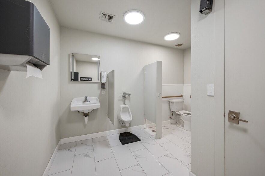 More Photos Of 1520 N Government Way, Coeur d'Alene Showroom For Sale