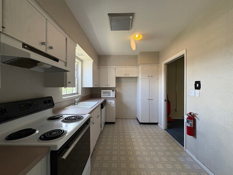 More Photos Of 5750 Swift Rd, Sarasota Freestanding For Lease