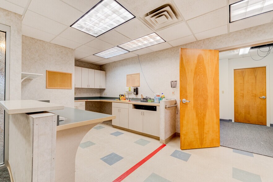 More Photos Of 860 NW Washington Blvd, Hamilton Medical For Lease