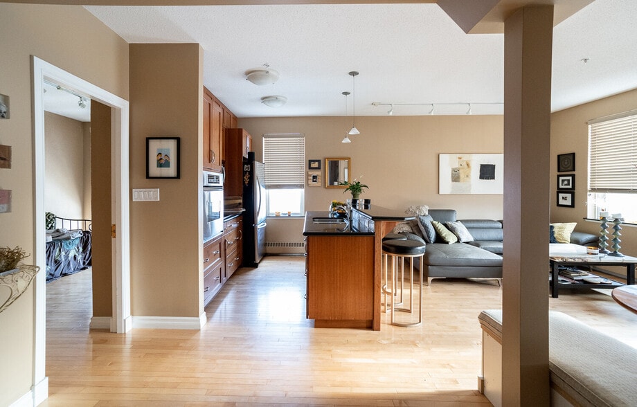 More Photos Of 10601 97th St NW, Edmonton Apartments For Sale