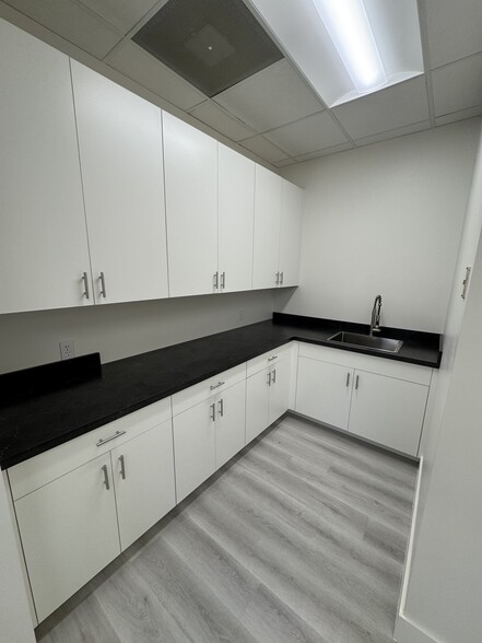 More Photos Of 130 9th St N, Naples Medical For Sale