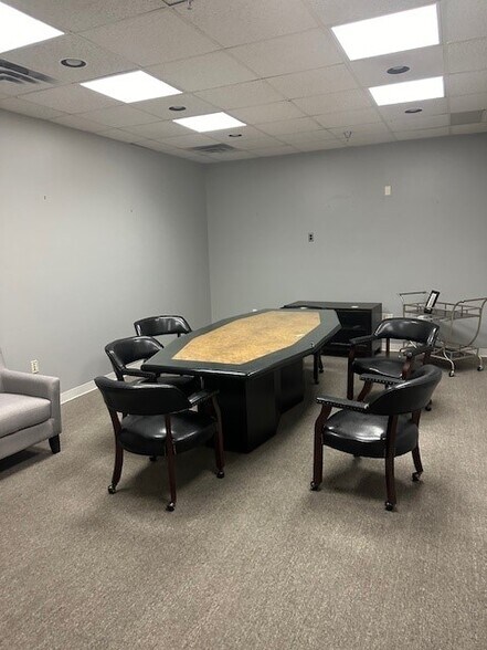 More Photos Of 40 Ramland Rd, Orangeburg Office For Lease