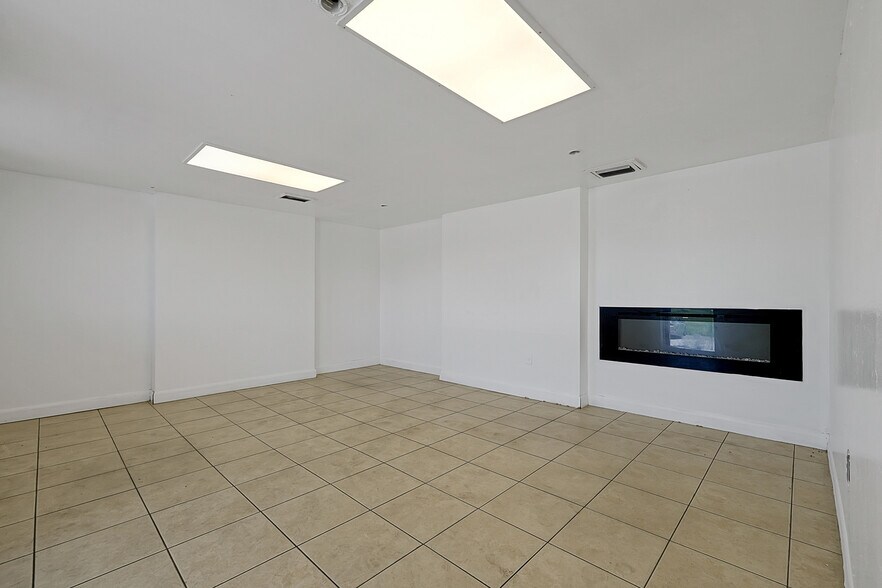 More Photos Of 11435 Rocket Blvd, Orlando Warehouse For Lease