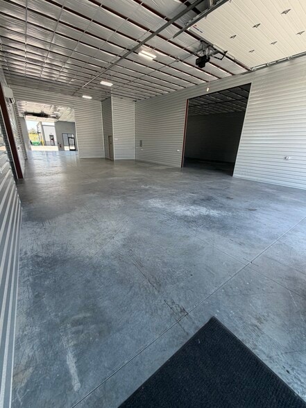 More Photos Of 540-570 N Service Rd, Saint Peters Flex For Lease