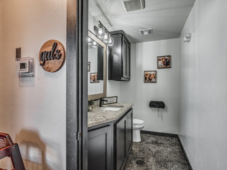 More Photos Of 106 NW 4th St, Lindsay Specialty For Sale