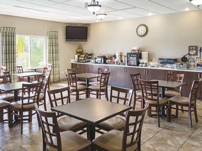 More Photos Of 957 Cedar Lake Rd, Biloxi Hotel For Sale